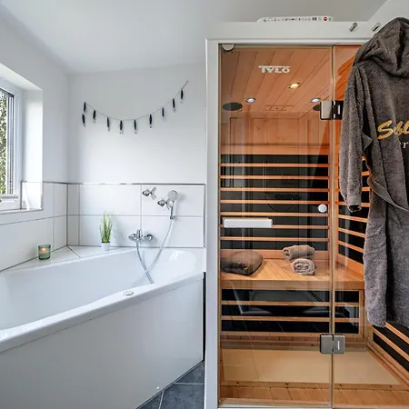 An Der Ostsee By Seeblick Ferien Oro, Direkte Wasserlage,sauna, E-saeule * Ольпениц
